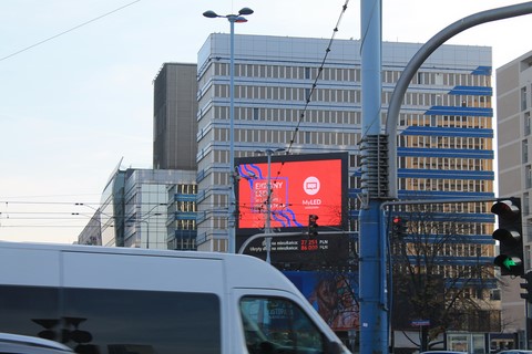 Le chiffred de la dette par habitant est en dessous de la publicité en rouge